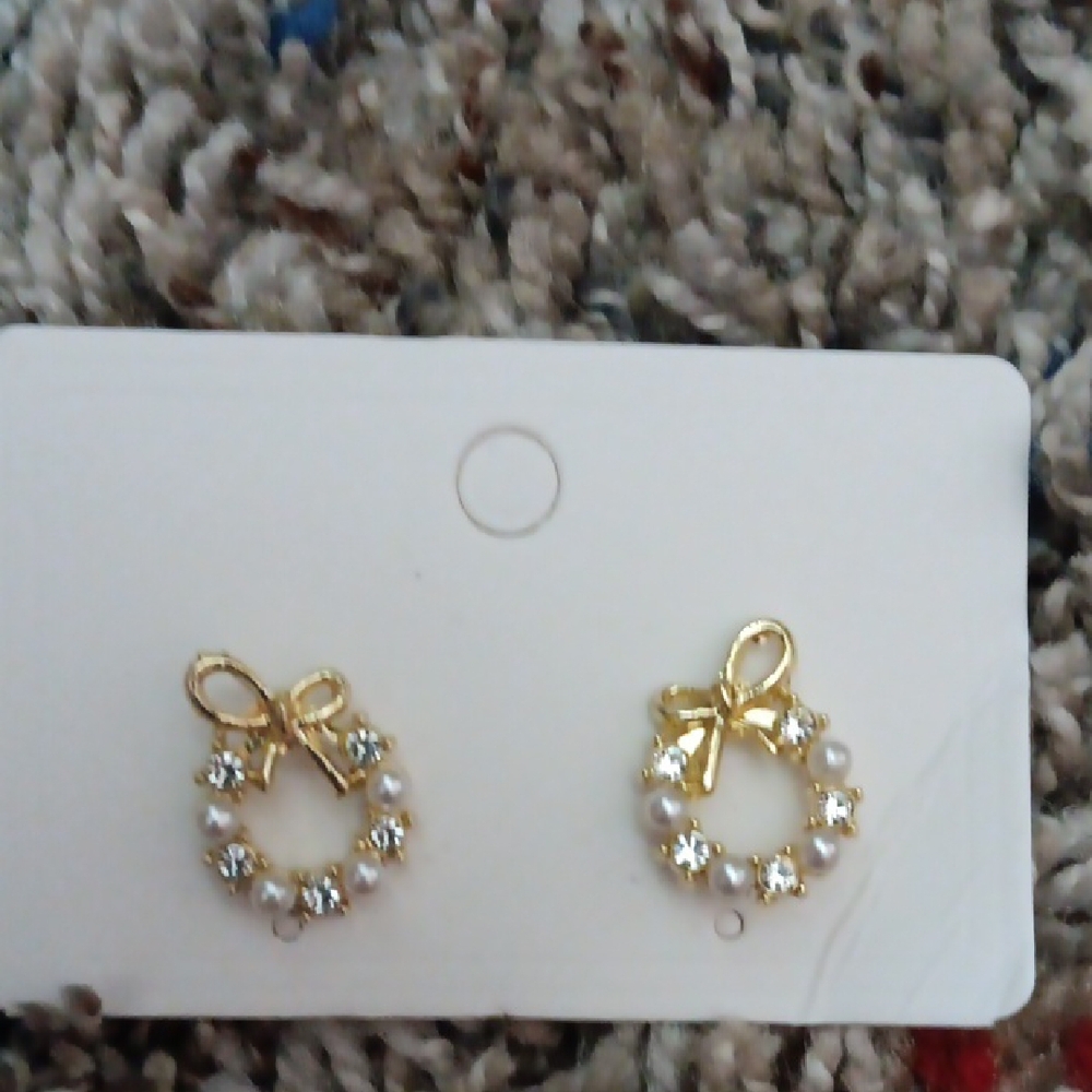 Elegant Gold Bow Earrings